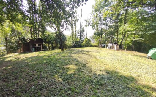 Nese – PICCOLO RUSTICO CON GRANDE TERRENO PIANEGGIANTE