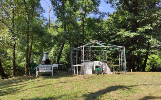 Nese – PICCOLO RUSTICO CON GRANDE TERRENO PIANEGGIANTE