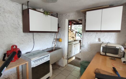 Nese – PICCOLO RUSTICO CON GRANDE TERRENO PIANEGGIANTE