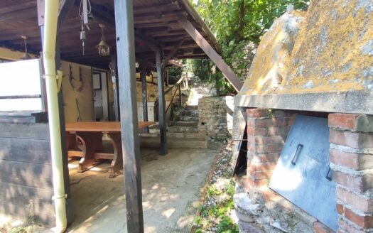 Nese – PICCOLO RUSTICO CON GRANDE TERRENO PIANEGGIANTE