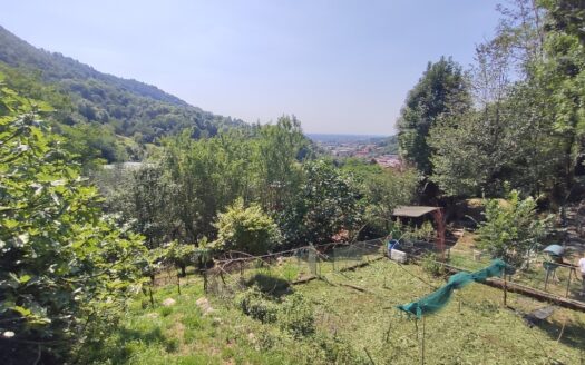 Nese – PICCOLO RUSTICO CON GRANDE TERRENO PIANEGGIANTE