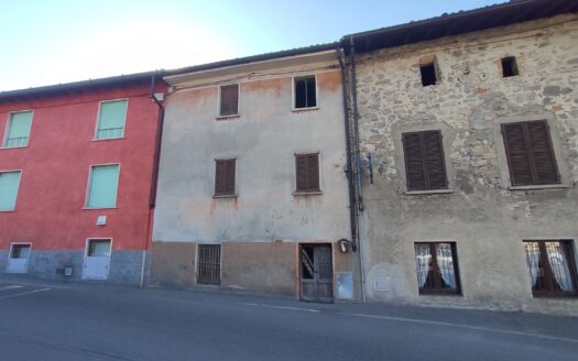 PORZIONE DI CASA CIELO/TERRA CON CORTILE INTERNO PRIVATO