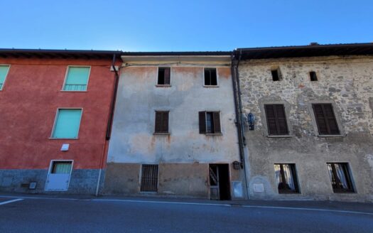 PORZIONE DI CASA CIELO/TERRA CON CORTILE INTERNO PRIVATO