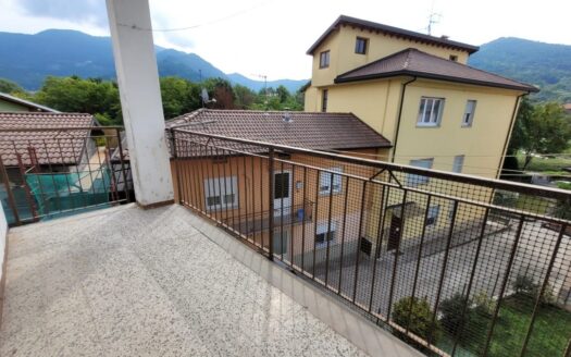 NUOVO TRILOCALE RISTRUTTURATO CON TERRAZZA E POSTO AUTO