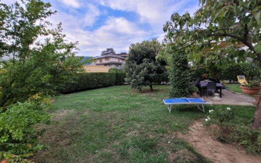 SPLENDIDA VILLA UNIFAMILIARE SU 3 LIVELLI CON GIARDINO 500MQ