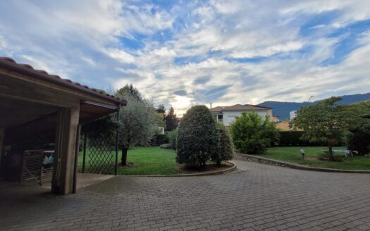 SPLENDIDA VILLA UNIFAMILIARE SU 3 LIVELLI CON GIARDINO 500MQ