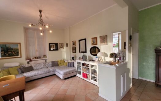SPLENDIDA VILLA UNIFAMILIARE SU 3 LIVELLI CON GIARDINO 500MQ