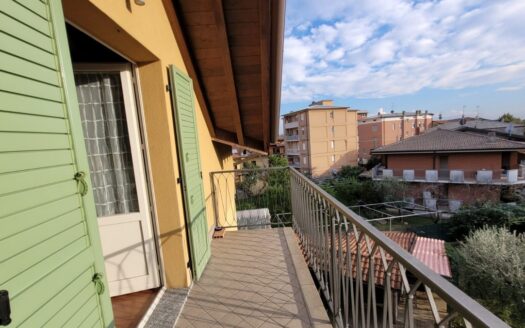SPLENDIDA VILLA UNIFAMILIARE SU 3 LIVELLI CON GIARDINO 500MQ