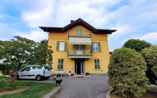 SPLENDIDA VILLA UNIFAMILIARE SU 3 LIVELLI CON GIARDINO 500MQ