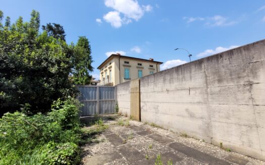 VILLA CON TERRENO – CONVERTIBILE IN PIU’ APPARTAMENTI