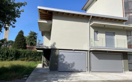 APPARTAMENTO IN VILLA BIFAMILIARE CON TERRAZZO E BOX DOPPIO