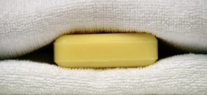 Saponetta posizionata sotto le lenzuola, simbolo di un trucco per migliorare il sonno e il comfort.