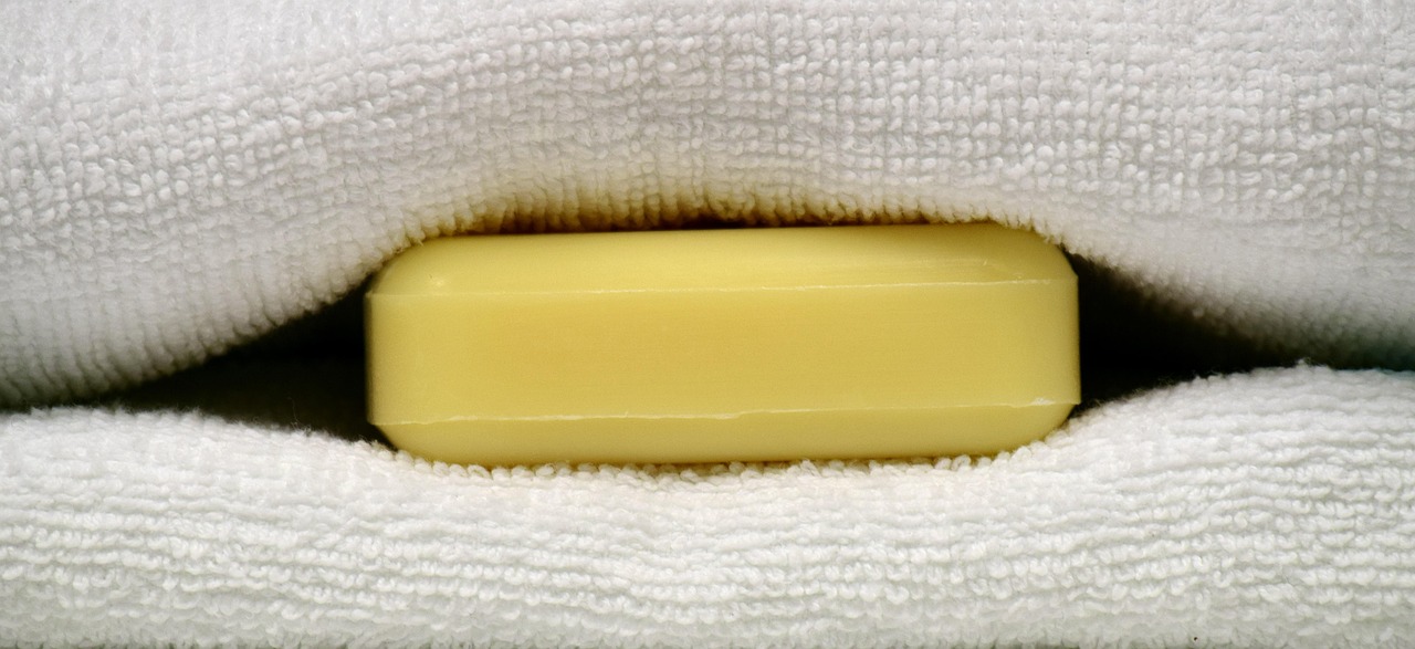 Saponetta posizionata sotto le lenzuola, simbolo di un trucco per migliorare il sonno e il comfort.