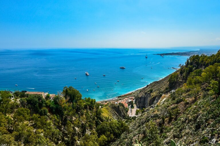 Spiaggia calabrese con acqua cristallina e azzurra, una gemma nascosta da scoprire.