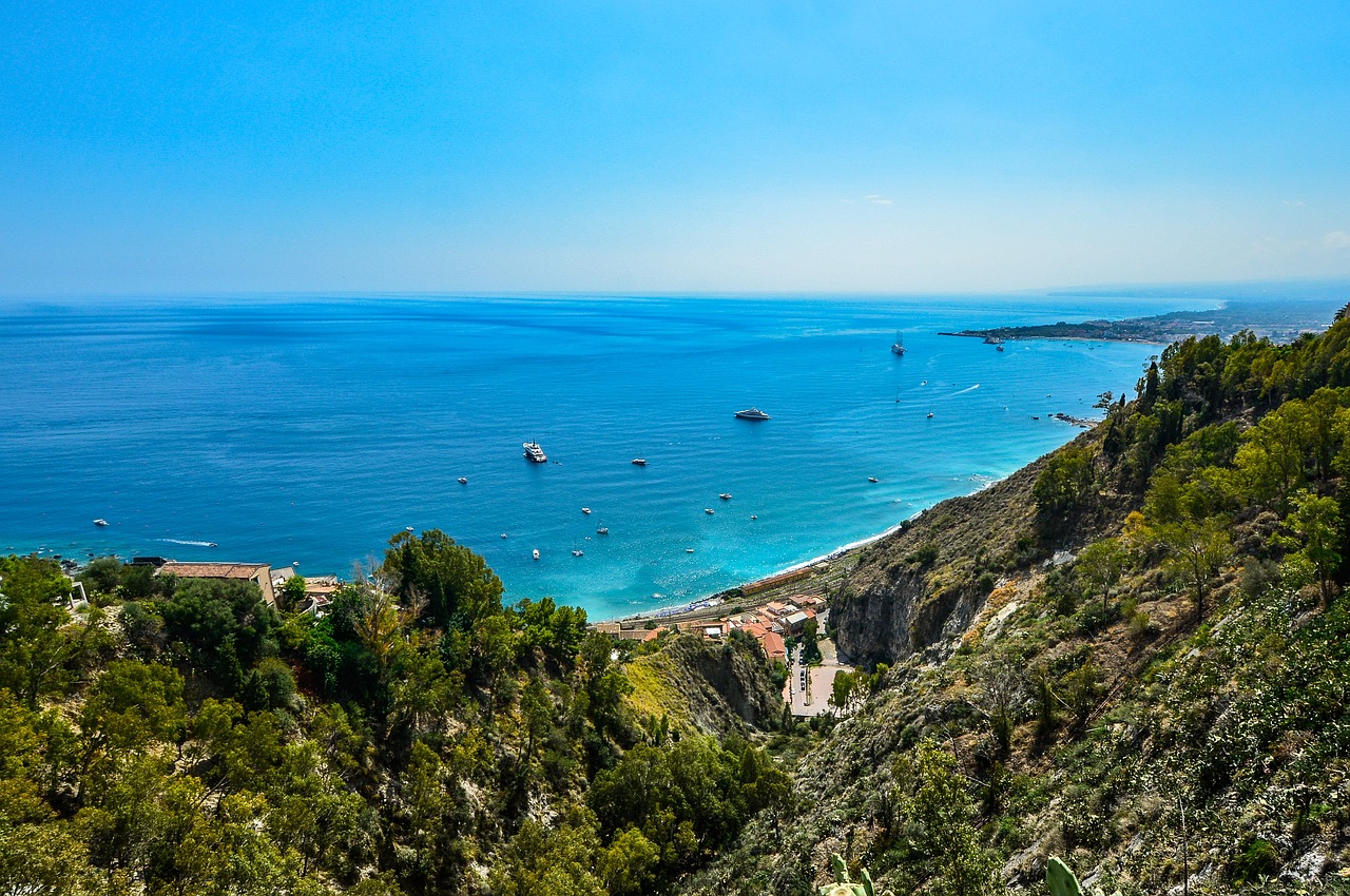 Spiaggia calabrese con acqua cristallina e azzurra, una gemma nascosta da scoprire.
