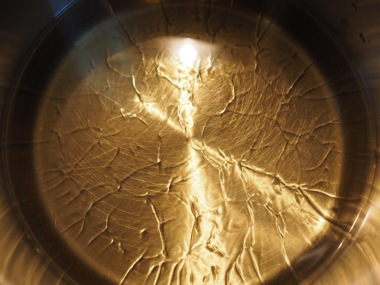 Un cucchiaio d'acqua viene versato nell'olio caldo per evitare che il soffritto bruci.