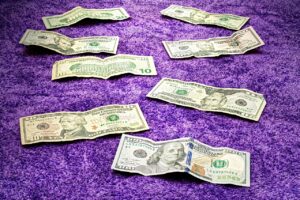 Immagine che illustra il concetto di riscatto della laurea con grafici e simboli di denaro.