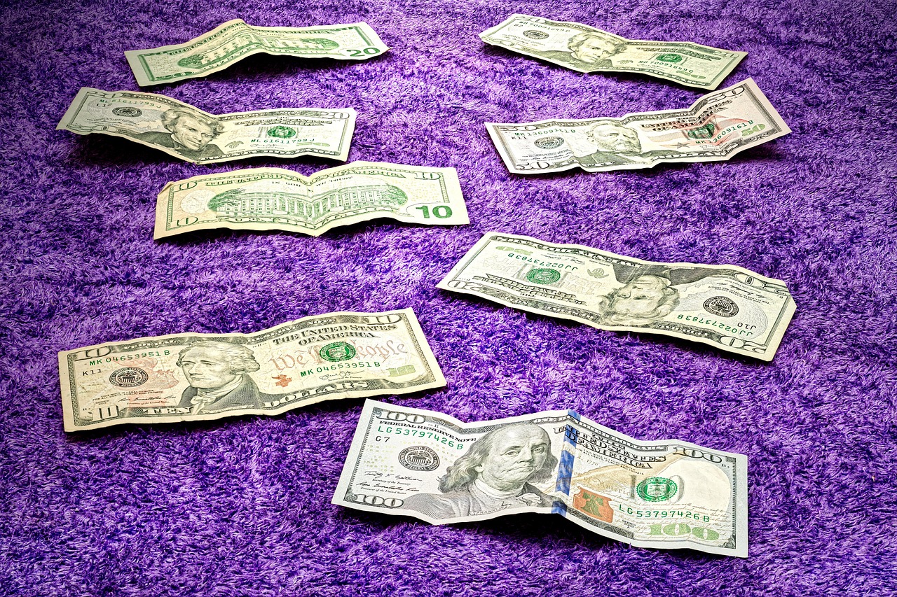 Immagine che illustra il concetto di riscatto della laurea con grafici e simboli di denaro.