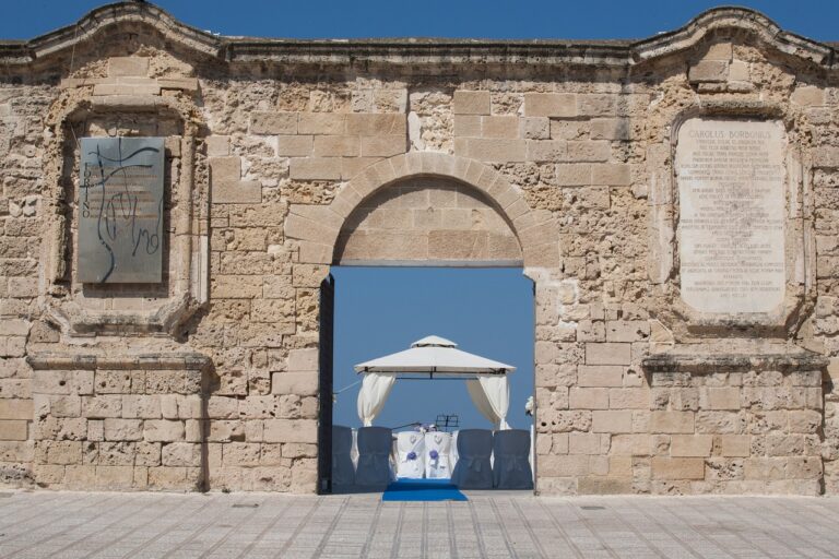 Interno del Castello delle Cerimonie, allestito per un matrimonio elegante e festoso.