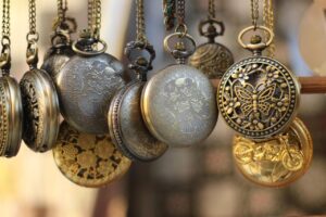 Catenine d'oro usate su un tavolo, pronte per essere vendute.