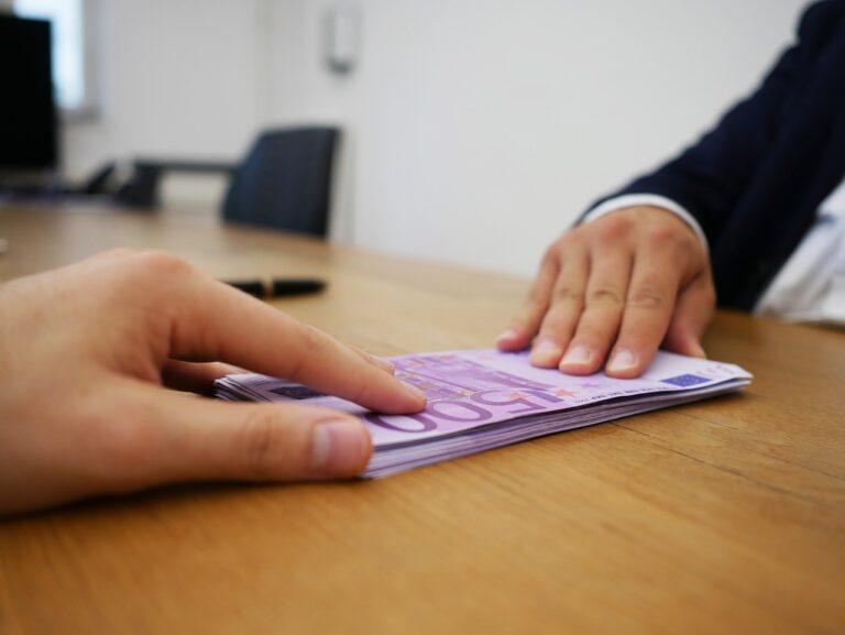 Immagine di una pensionato che consulta documenti legali sul pignoramento della pensione.