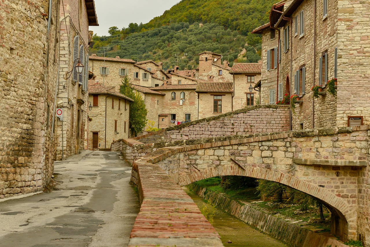 Vista panoramica del borgo di Anghiari con vicoli in pietra e riferimenti storici alla battaglia di Leonardo.