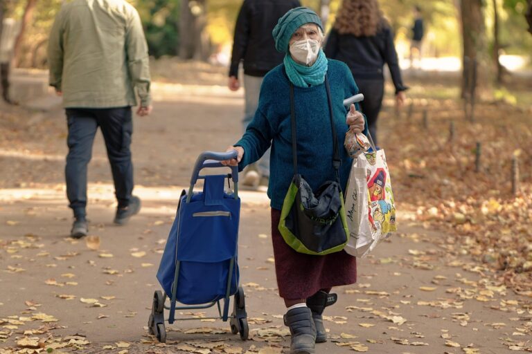 Assegno sociale: importo e requisiti per chi non ha versato contributi, con focus su età e reddito.