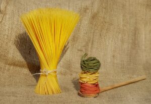 Piatto di riso e pasta con verdure, simbolo della scelta alimentare serale per controllare la glicemia.
