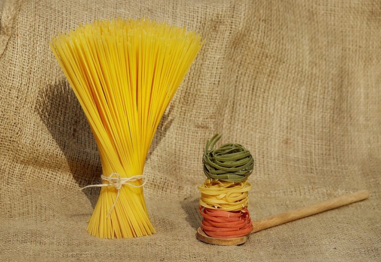 Piatto di riso e pasta con verdure, simbolo della scelta alimentare serale per controllare la glicemia.