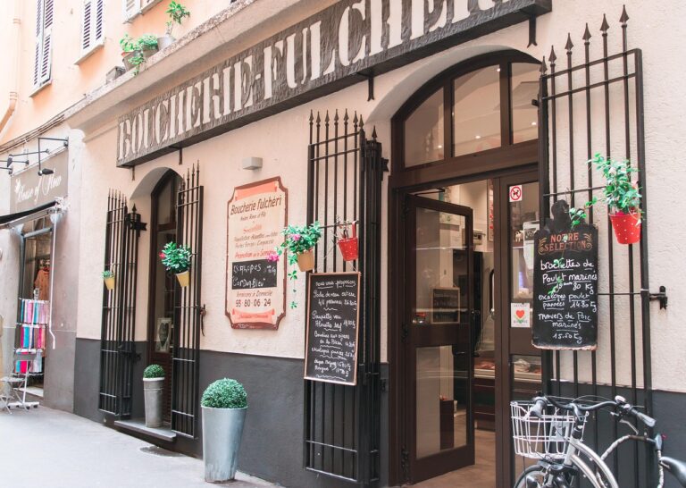 Tagliata di carne alla Fiorentina su un piatto rustico, con contorni di verdure fresche.