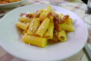 Pasta fresca fatta a mano in una tipica trattoria emiliana, piatti tradizionali serviti in un ambiente accogliente.