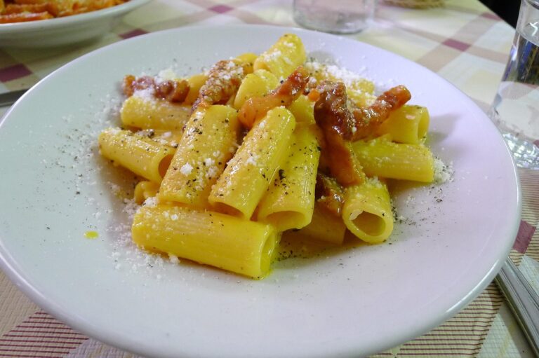 Pasta fresca fatta a mano in una tipica trattoria emiliana, piatti tradizionali serviti in un ambiente accogliente.