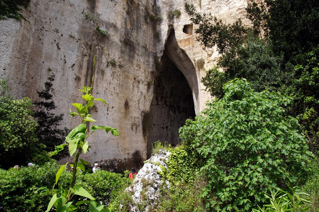 Vista della Grotta Azzurra di Capri con acque turchesi e visitatori in barca.
