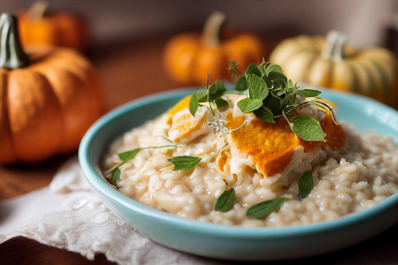 Immagine di un risotto cremoso in un piatto decorato, con cucchiaio e ingredienti freschi sul tavolo.