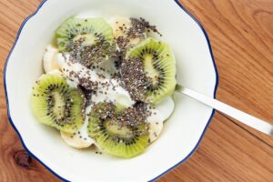 Semi di chia sparsi su uno yogurt cremoso, ideale per una colazione nutriente e saziante.