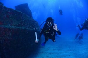 Statua del Cristo degli Abissi immersa nel mare, vista suggestiva dal fondale marino.