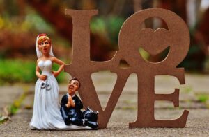 Immagine di una coppia felice che celebra il matrimonio con simboli di bonus e detrazioni fiscali.