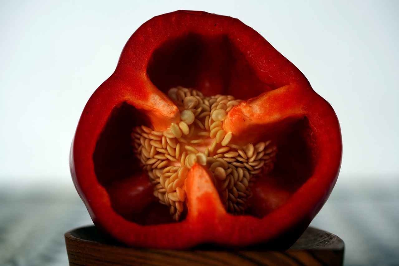 Peperoni freschi con semi e filamenti bianchi rimossi, pronti per essere cucinati.