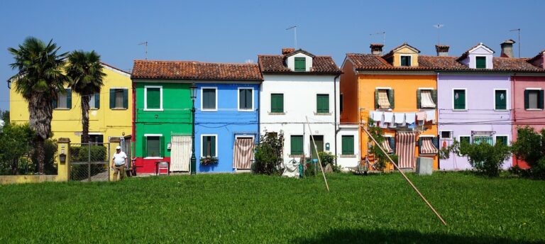 Case colorate di Burano riflettono la tradizione e la cultura locale, creando un paesaggio unico e affascinante.