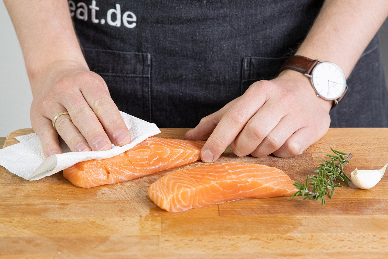 Salmone cotto a bassa temperatura in un barattolo, posizionato in una lavastoviglie.