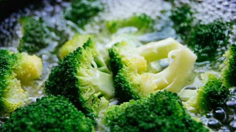 Fetta di pane imbevuta di aceto posizionata su un coperchio mentre si cucinano broccoli.